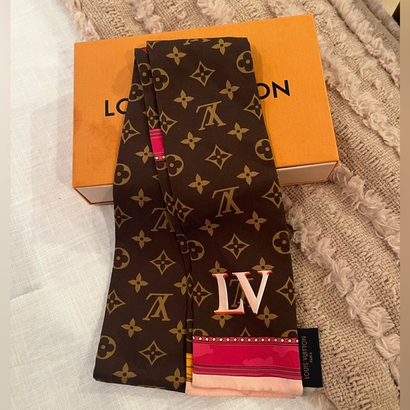 Louis Vuitton Women’s Scarf - Picture 1 of 9